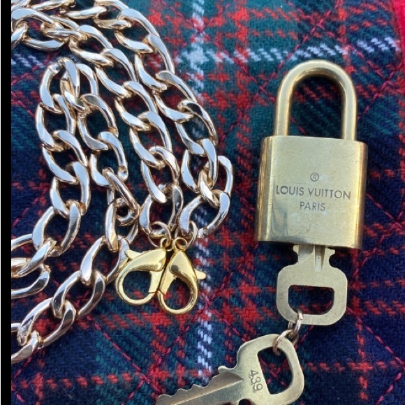 EUC: Louis Vuitton 439 lock 🔐 & dual Key with chain - Picture 3 of 4
